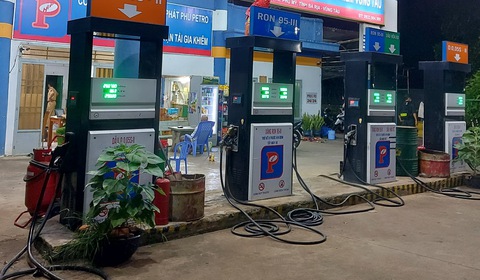 Cảnh sát phong tỏa, khám xét một cây xăng ở Bà Rịa - Vũng Tàu - Ảnh 3. Cảnh sát phong tỏa, khám xét một cây xăng ở Bà Rịa - Vũng Tàu - Ảnh 3.