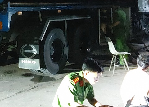 Cảnh sát phong tỏa, khám xét một cây xăng ở Bà Rịa - Vũng Tàu - Ảnh 1. Cảnh sát phong tỏa, khám xét một cây xăng ở Bà Rịa - Vũng Tàu - Ảnh 1.