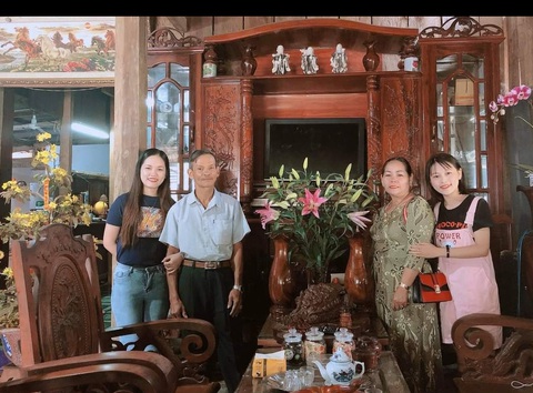 Ba kiệm lời, gò từng nét chữ, cõng con trên vai - Ảnh 1. Ba kiệm lời, gò từng nét chữ, cõng con trên vai - Ảnh 1.