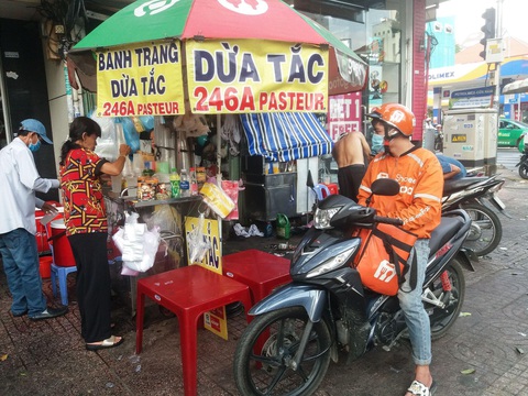 Con đường dừa thơm, dừa tắc ngon rẻ nhất Sài Gòn nằm ở đâu? - Ảnh 2. Con đường dừa thơm, dừa tắc ngon rẻ nhất Sài Gòn nằm ở đâu? - Ảnh 2.