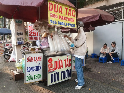 Con đường dừa thơm, dừa tắc ngon rẻ nhất Sài Gòn nằm ở đâu? - Ảnh 3. Con đường dừa thơm, dừa tắc ngon rẻ nhất Sài Gòn nằm ở đâu? - Ảnh 3.