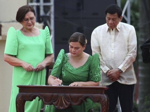 Con gái ông Duterte nhậm chức phó tổng thống Philippines - Ảnh 1. Con gái ông Duterte nhậm chức phó tổng thống Philippines - Ảnh 1.