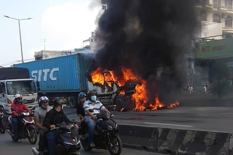 Đầu xe container cháy ùn ùn trên quốc lộ 51 kèm theo tiếng nổ lớn - Ảnh 1. Đầu xe container cháy ùn ùn trên quốc lộ 51 kèm theo tiếng nổ lớn - Ảnh 1.