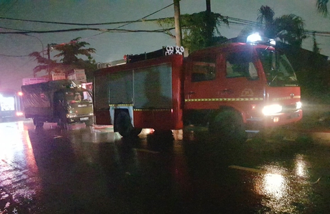 Kho chứa hàng ở Bình Chánh bốc cháy, khói đen cuồn cuộn trong mưa lớn - Ảnh 2. Kho chứa hàng ở Bình Chánh bốc cháy, khói đen cuồn cuộn trong mưa lớn - Ảnh 2.