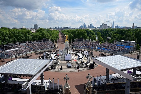 Hoành tráng đại lễ kỷ niệm 70 năm trị vì của Nữ hoàng Elizabeth II - Ảnh 9. Hoành tráng đại lễ kỷ niệm 70 năm trị vì của Nữ hoàng Elizabeth II - Ảnh 9.