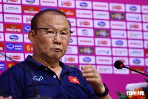 HLV Park Hang Seo: Tôi sẽ tập dùng sơ đồ 4 hậu vệ để chuẩn bị cho AFF Cup - Ảnh 1. HLV Park Hang Seo: Tôi sẽ tập dùng sơ đồ 4 hậu vệ để chuẩn bị cho AFF Cup - Ảnh 1.