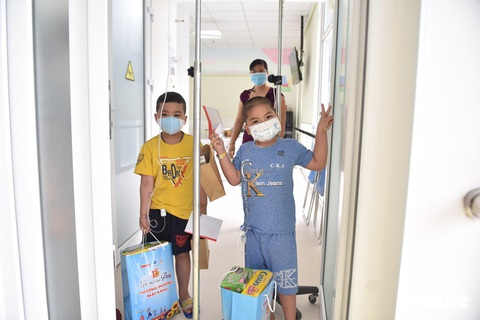 Bệnh nhi ung thư đón 1-6 với quà, bánh - Ảnh 1. Bệnh nhi ung thư đón 1-6 với quà, bánh - Ảnh 1.