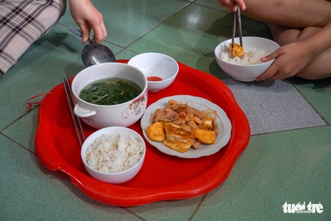 Công nhân ‘ngóng’ tăng lương sau khi giá xăng vượt 31.000 đồng/lít - Ảnh 2. Công nhân ‘ngóng’ tăng lương sau khi giá xăng vượt 31.000 đồng/lít - Ảnh 2.
