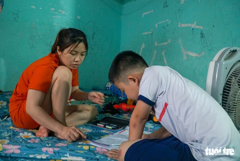 Công nhân ‘ngóng’ tăng lương sau khi giá xăng vượt 31.000 đồng/lít - Ảnh 1. Công nhân ‘ngóng’ tăng lương sau khi giá xăng vượt 31.000 đồng/lít - Ảnh 1.
