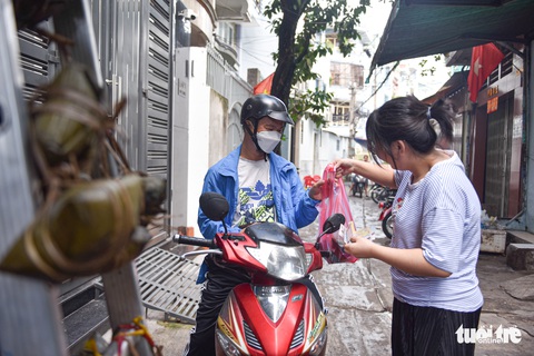 Nhộn nhịp gói bánh bá trạng ở đường Tuệ Tĩnh dịp Tết Đoan ngọ - Ảnh 1. Nhộn nhịp gói bánh bá trạng ở đường Tuệ Tĩnh dịp Tết Đoan ngọ - Ảnh 1.