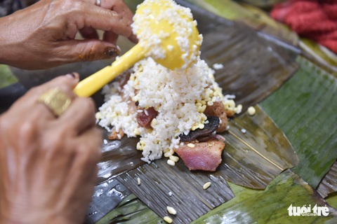 Nhộn nhịp gói bánh bá trạng ở đường Tuệ Tĩnh dịp Tết Đoan ngọ - Ảnh 2. Nhộn nhịp gói bánh bá trạng ở đường Tuệ Tĩnh dịp Tết Đoan ngọ - Ảnh 2.