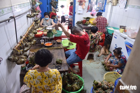 Nhộn nhịp gói bánh bá trạng ở đường Tuệ Tĩnh dịp Tết Đoan ngọ - Ảnh 7. Nhộn nhịp gói bánh bá trạng ở đường Tuệ Tĩnh dịp Tết Đoan ngọ - Ảnh 7.