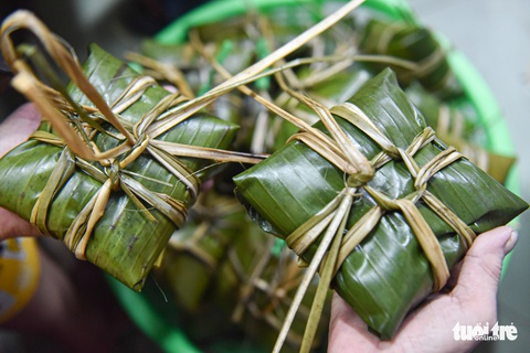 Nhộn nhịp gói bánh bá trạng ở đường Tuệ Tĩnh dịp Tết Đoan ngọ - Ảnh 3. Nhộn nhịp gói bánh bá trạng ở đường Tuệ Tĩnh dịp Tết Đoan ngọ - Ảnh 3.