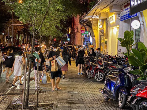 Dọn dẹp vỉa hè chưa triệt để - Ảnh 1. Dọn dẹp vỉa hè chưa triệt để - Ảnh 1.