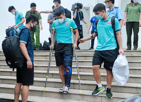 Hậu vệ Lê Văn Xuân mong muốn được ra nước ngoài phẫu thuật chấn thương - Ảnh 1. Hậu vệ Lê Văn Xuân mong muốn được ra nước ngoài phẫu thuật chấn thương - Ảnh 1.