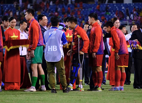 Hậu vệ Lê Văn Xuân mong muốn được ra nước ngoài phẫu thuật chấn thương - Ảnh 2. Hậu vệ Lê Văn Xuân mong muốn được ra nước ngoài phẫu thuật chấn thương - Ảnh 2.