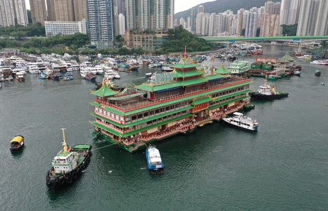 Nhà hàng nổi biểu tượng của Hong Kong chìm xuống biển - Ảnh 1. Nhà hàng nổi biểu tượng của Hong Kong chìm xuống biển - Ảnh 1.