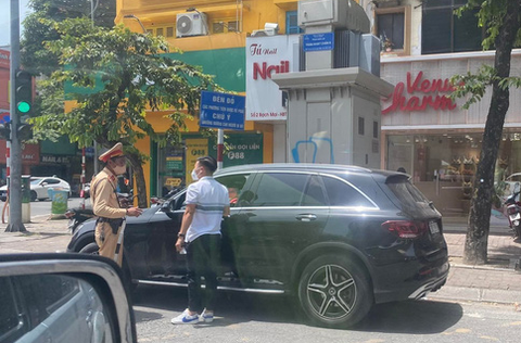 Không có chuyện cầu thủ Quang Hải vượt đèn đỏ, bị cảnh sát dừng xe - Ảnh 1. Không có chuyện cầu thủ Quang Hải vượt đèn đỏ, bị cảnh sát dừng xe - Ảnh 1.
