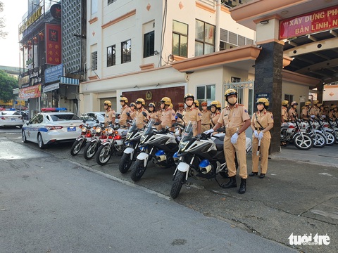 Phòng CSGT TP.HCM: Buộc chủ xe bằng mọi cách phải cắt thùng đã cơi nới - Ảnh 4. Phòng CSGT TP.HCM: Buộc chủ xe bằng mọi cách phải cắt thùng đã cơi nới - Ảnh 4.