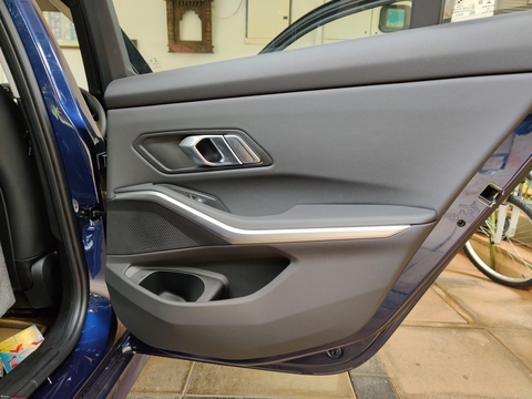 Lái BMW 330i Sport mạnh mẽ nhưng khó ra vào - Ảnh 11. Lái BMW 330i Sport mạnh mẽ nhưng khó ra vào - Ảnh 11.