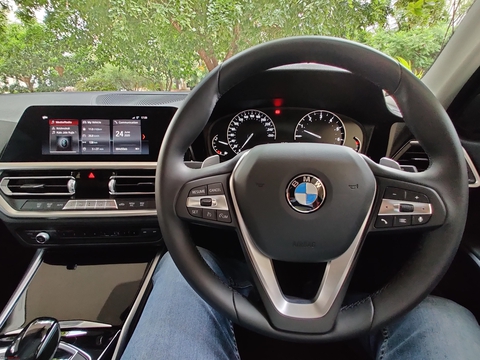 Lái BMW 330i Sport mạnh mẽ nhưng khó ra vào - Ảnh 7. Lái BMW 330i Sport mạnh mẽ nhưng khó ra vào - Ảnh 7.