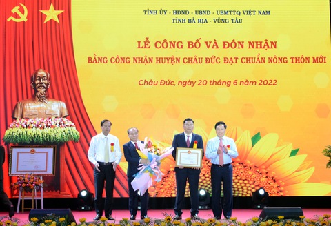 Làm nông thôn mới, thu nhập người dân tăng thêm 45 triệu đồng/năm - Ảnh 1. Làm nông thôn mới, thu nhập người dân tăng thêm 45 triệu đồng/năm - Ảnh 1.
