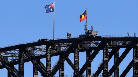 Lá cờ Thổ dân sẽ được treo vĩnh viễn trên Cầu Cảng Sydney - Ảnh 1. Lá cờ Thổ dân sẽ được treo vĩnh viễn trên Cầu Cảng Sydney - Ảnh 1.
