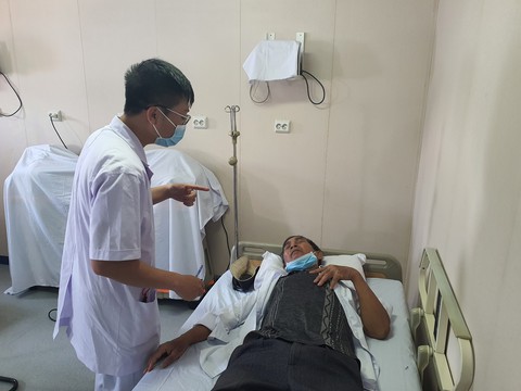 Tàu bệnh viện của Hải quân Việt Nam khám chữa bệnh cho người dân Phú Yên - Ảnh 2. Tàu bệnh viện của Hải quân Việt Nam khám chữa bệnh cho người dân Phú Yên - Ảnh 2.