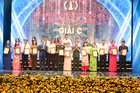 Thủ tướng nhắn nhủ báo chí tìm giải pháp cho những vấn đề lớn của đất nước - Ảnh 2. Thủ tướng nhắn nhủ báo chí tìm giải pháp cho những vấn đề lớn của đất nước - Ảnh 2.