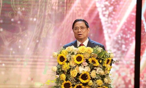 Thủ tướng nhắn nhủ báo chí tìm giải pháp cho những vấn đề lớn của đất nước - Ảnh 1. Thủ tướng nhắn nhủ báo chí tìm giải pháp cho những vấn đề lớn của đất nước - Ảnh 1.