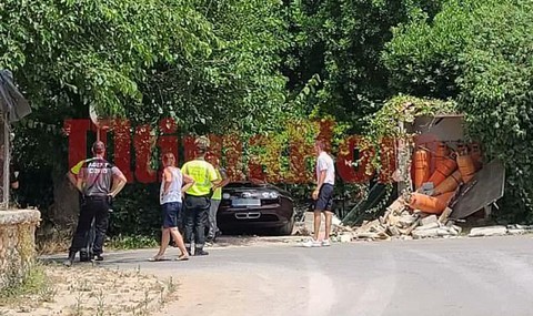 Siêu xe Bugatti Veyron Vitesse 2,1 triệu USD của Ronaldo đâm vào tường - Ảnh 3. Siêu xe Bugatti Veyron Vitesse 2,1 triệu USD của Ronaldo đâm vào tường - Ảnh 3.
