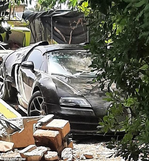 Siêu xe Bugatti Veyron Vitesse 2,1 triệu USD của Ronaldo đâm vào tường - Ảnh 2. Siêu xe Bugatti Veyron Vitesse 2,1 triệu USD của Ronaldo đâm vào tường - Ảnh 2.