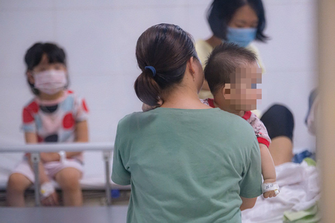 Trẻ bị viêm phổi, viêm tai giữa tăng đột biến - Ảnh 1. Trẻ bị viêm phổi, viêm tai giữa tăng đột biến - Ảnh 1.