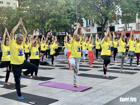 Hơn 1.000 người đồng diễn hưởng ứng Ngày quốc tế yoga 2022 - Ảnh 6. Hơn 1.000 người đồng diễn hưởng ứng Ngày quốc tế yoga 2022 - Ảnh 6.