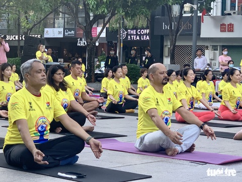 Hơn 1.000 người đồng diễn hưởng ứng Ngày quốc tế yoga 2022 - Ảnh 4. Hơn 1.000 người đồng diễn hưởng ứng Ngày quốc tế yoga 2022 - Ảnh 4.