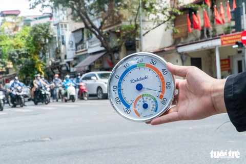Ngoài trời hơn 55 độ C, người dân thủ đô nhọc nhằn mưu sinh trong nắng như đổ lửa - Ảnh 1. Ngoài trời hơn 55 độ C, người dân thủ đô nhọc nhằn mưu sinh trong nắng như đổ lửa - Ảnh 1.