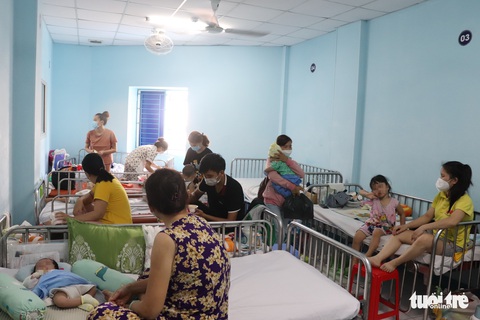 Quá tải trẻ bệnh hô hấp, bệnh viện ở TP.HCM kê giường dọc lối đi - Ảnh 3. Quá tải trẻ bệnh hô hấp, bệnh viện ở TP.HCM kê giường dọc lối đi - Ảnh 3.