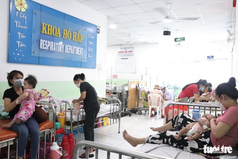 Quá tải trẻ bệnh hô hấp, bệnh viện ở TP.HCM kê giường dọc lối đi - Ảnh 1. Quá tải trẻ bệnh hô hấp, bệnh viện ở TP.HCM kê giường dọc lối đi - Ảnh 1.