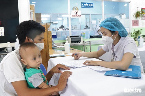 Quá tải trẻ bệnh hô hấp, bệnh viện ở TP.HCM kê giường dọc lối đi - Ảnh 4. Quá tải trẻ bệnh hô hấp, bệnh viện ở TP.HCM kê giường dọc lối đi - Ảnh 4.