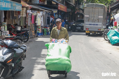 Ngoài trời hơn 55 độ C, người dân thủ đô nhọc nhằn mưu sinh trong nắng như đổ lửa - Ảnh 3. Ngoài trời hơn 55 độ C, người dân thủ đô nhọc nhằn mưu sinh trong nắng như đổ lửa - Ảnh 3.