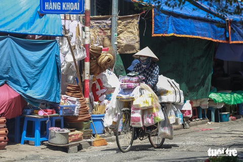 Ngoài trời hơn 55 độ C, người dân thủ đô nhọc nhằn mưu sinh trong nắng như đổ lửa - Ảnh 4. Ngoài trời hơn 55 độ C, người dân thủ đô nhọc nhằn mưu sinh trong nắng như đổ lửa - Ảnh 4.