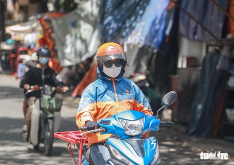 Ngoài trời hơn 55 độ C, người dân thủ đô nhọc nhằn mưu sinh trong nắng như đổ lửa - Ảnh 12. Ngoài trời hơn 55 độ C, người dân thủ đô nhọc nhằn mưu sinh trong nắng như đổ lửa - Ảnh 12.