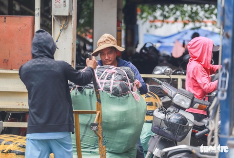 Ngoài trời hơn 55 độ C, người dân thủ đô nhọc nhằn mưu sinh trong nắng như đổ lửa - Ảnh 5. Ngoài trời hơn 55 độ C, người dân thủ đô nhọc nhằn mưu sinh trong nắng như đổ lửa - Ảnh 5.