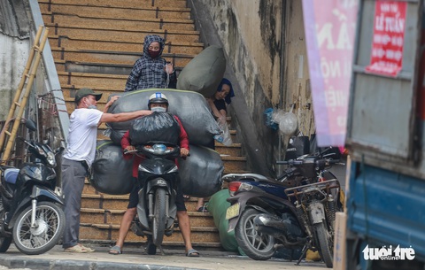 Ngoài trời hơn 55 độ C, người dân thủ đô nhọc nhằn mưu sinh trong nắng như đổ lửa - Ảnh 7. Ngoài trời hơn 55 độ C, người dân thủ đô nhọc nhằn mưu sinh trong nắng như đổ lửa - Ảnh 7.