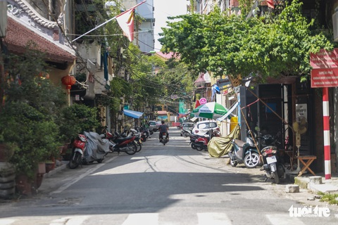 Ngoài trời hơn 55 độ C, người dân thủ đô nhọc nhằn mưu sinh trong nắng như đổ lửa - Ảnh 10. Ngoài trời hơn 55 độ C, người dân thủ đô nhọc nhằn mưu sinh trong nắng như đổ lửa - Ảnh 10.
