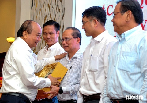 Chủ tịch nước Nguyễn Xuân Phúc: Báo chí phải cảnh báo sớm để cơ quan, tổ chức không dám làm sai - Ảnh 3. Chủ tịch nước Nguyễn Xuân Phúc: Báo chí phải cảnh báo sớm để cơ quan, tổ chức không dám làm sai - Ảnh 3.