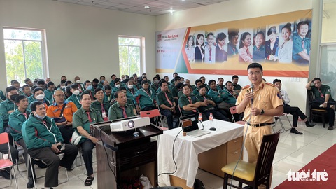 Sau vụ nối đuôi vượt ẩu, Phương Trang bổ túc quy tắc an toàn cho toàn bộ tài xế - Ảnh 1. Sau vụ nối đuôi vượt ẩu, Phương Trang bổ túc quy tắc an toàn cho toàn bộ tài xế - Ảnh 1.