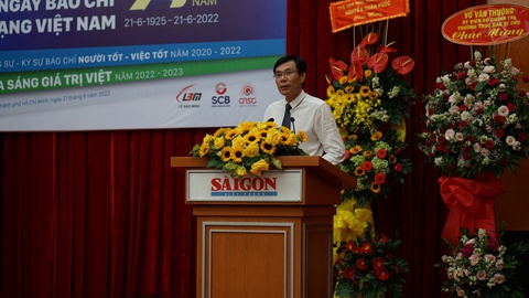 Ông Chung xe ca giải nhất cuộc thi phóng sự - ký sự - Ảnh 2. Ông Chung xe ca giải nhất cuộc thi phóng sự - ký sự - Ảnh 2.