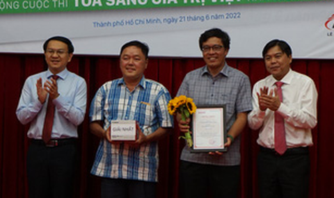 Ông Chung xe ca giải nhất cuộc thi phóng sự - ký sự - Ảnh 1. Ông Chung xe ca giải nhất cuộc thi phóng sự - ký sự - Ảnh 1.