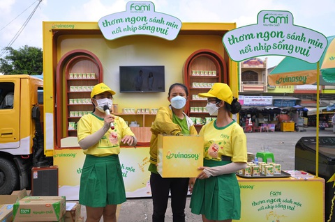 Chuyến xe Fami vui vẻ khởi động hành trình đầu tiên tại tỉnh Long An - Ảnh 3. Chuyến xe Fami vui vẻ khởi động hành trình đầu tiên tại tỉnh Long An - Ảnh 3.